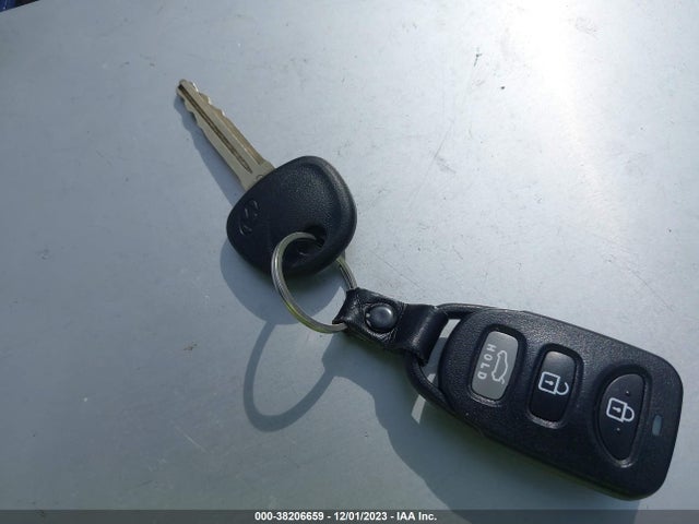 2019 HYUNDAI ELANTRA SE VIN: 5NPD74LF3KH477483