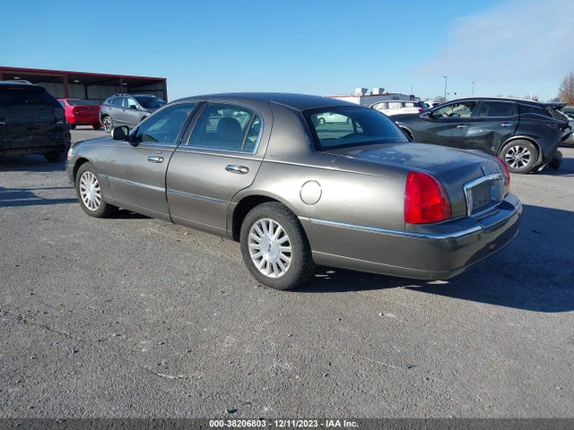 2004 LINCOLN TOWN CAR SIGNATURE VIN: 1LNHM81W84Y682198