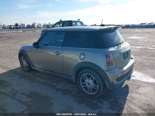 2010 MINI COOPER S WMWMF7C54ATZ70897 Photo 2