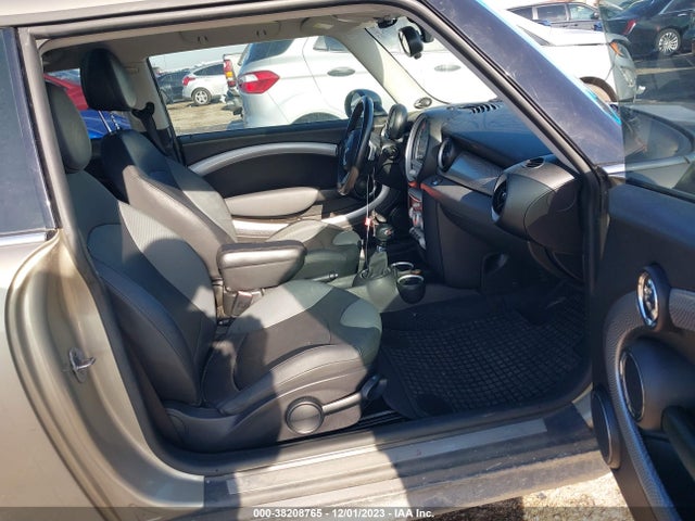 2010 MINI COOPER S WMWMF7C54ATZ70897 Photo 4