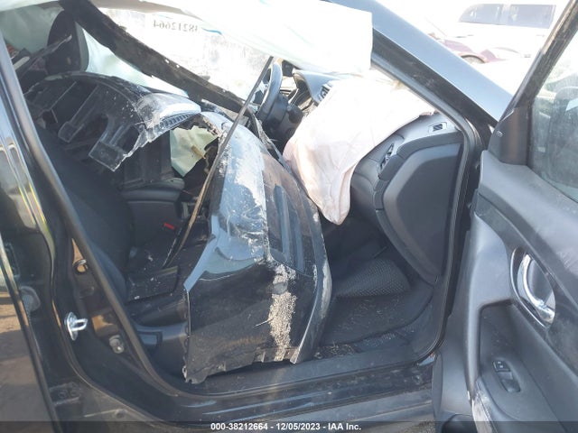 2018 NISSAN ROGUE SV VIN: KNMAT2MT1JP545483