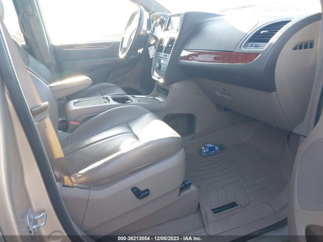 2C4RC1GG8GR133516 Chrysler Town & Country Limited Platinum