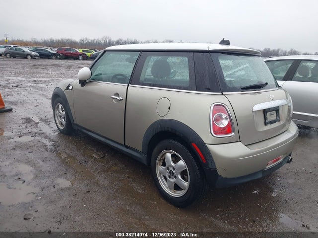 2011 MINI COOPER WMWSU3C50BT094210 Photo 2