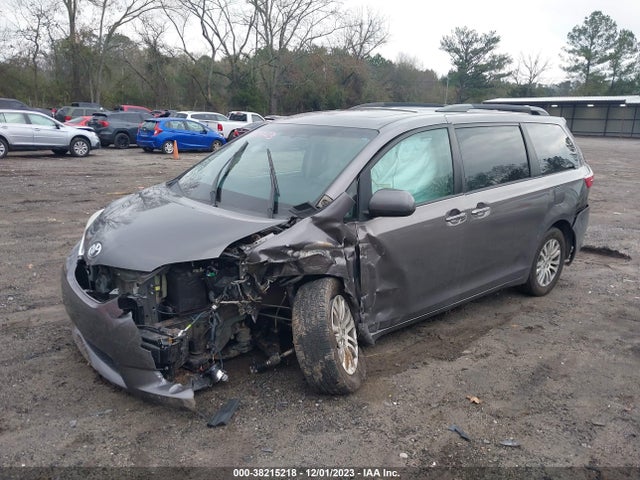 Toyota Sienna Xle 8 Passenger 2017 5TDYZ3DC3HS883115 Image 2