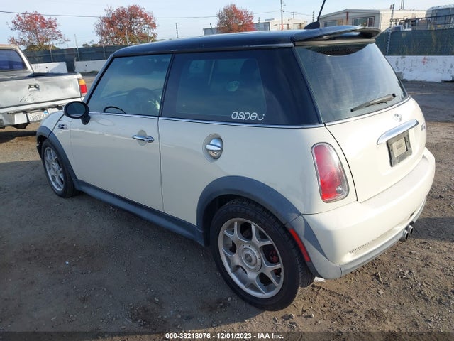 2006 MINI COOPER S WMWRE33506TJ37588 Photo 2