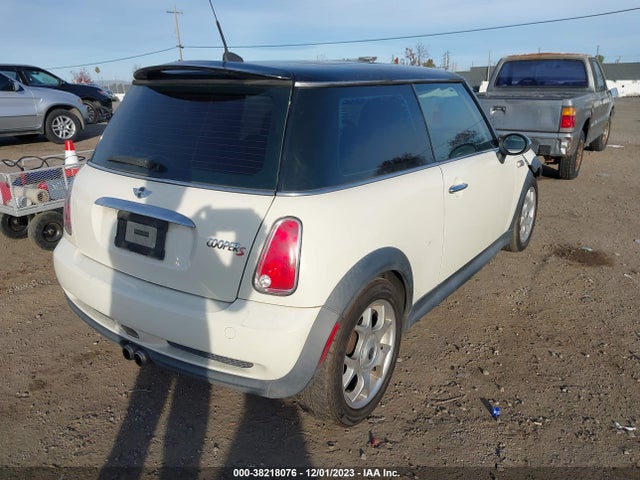 2006 MINI COOPER S WMWRE33506TJ37588 Photo 3