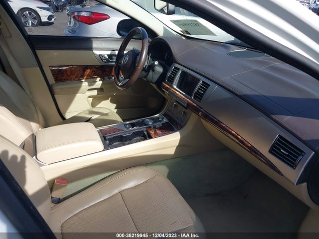 2011 JAGUAR XF SAJWA0GB0BLR97728 Photo 4