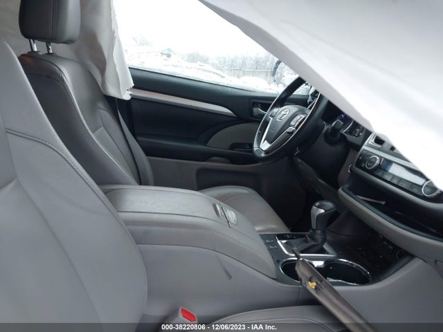 2019 TOYOTA HIGHLANDER XLE VIN: 5TDJZRFH8KS985045