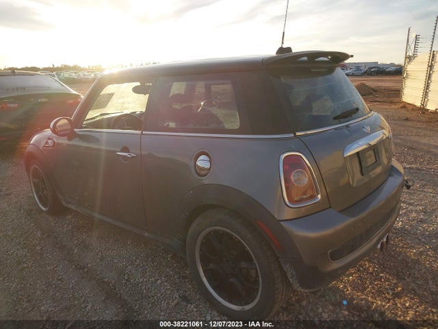 2010 MINI COOPER S WMWMF7C53ATW88590 Photo 2