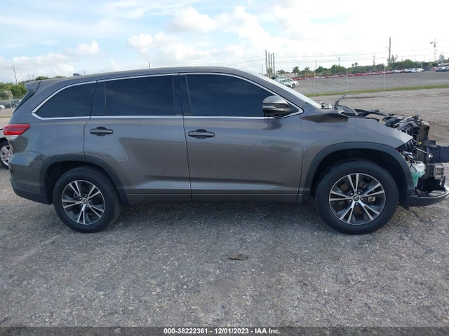 2018 TOYOTA HIGHLANDER LE PLUS VIN: 5TDZZRFH6JS242076