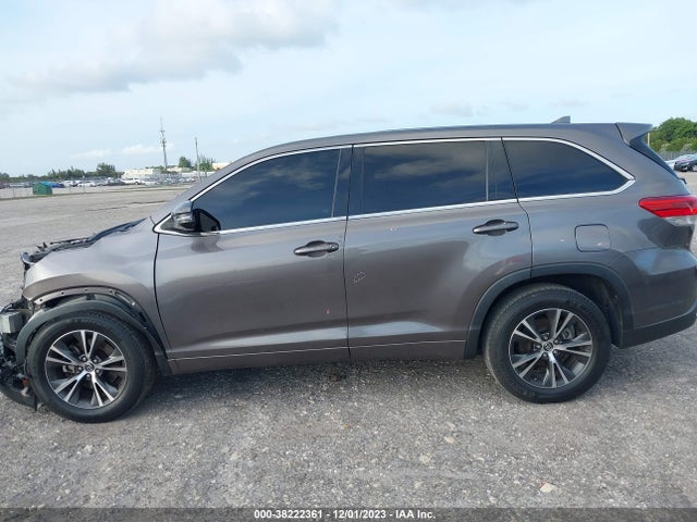 2018 TOYOTA HIGHLANDER LE PLUS VIN: 5TDZZRFH6JS242076