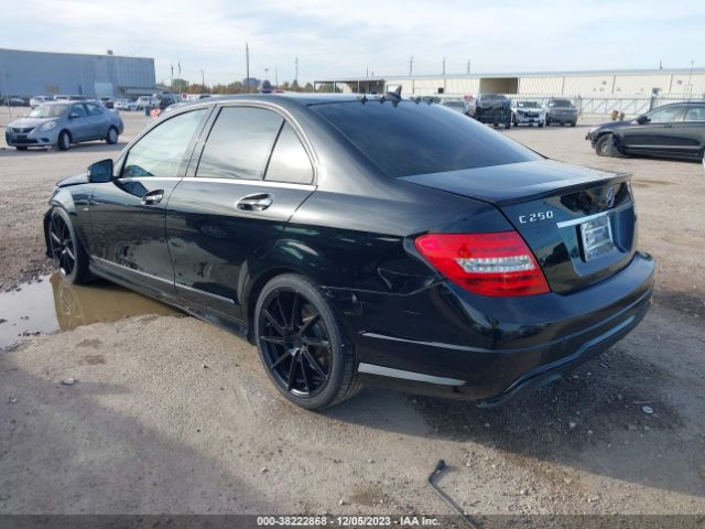 2013 MERCEDES-BENZ C-CLASS WDDGF4HBXDA770819 Photo 2