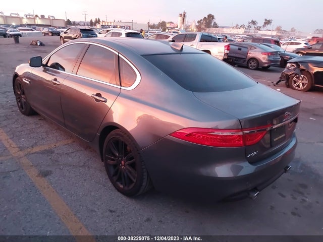 2017 JAGUAR XF SAJBE4BV2HCY38648 Photo 2