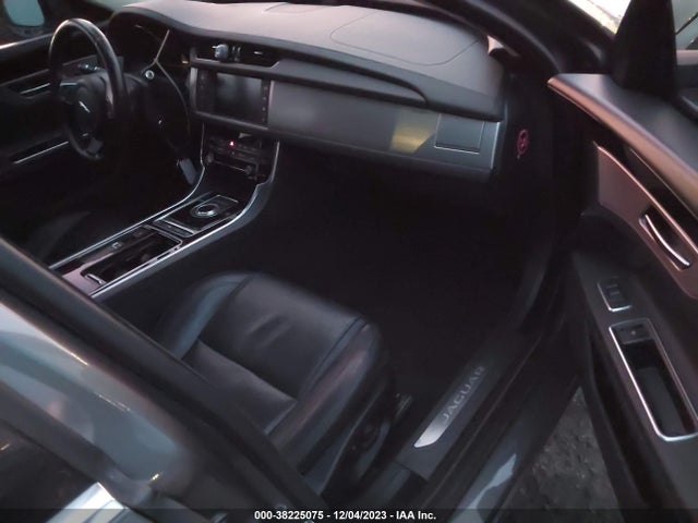 2017 JAGUAR XF SAJBE4BV2HCY38648 Photo 4