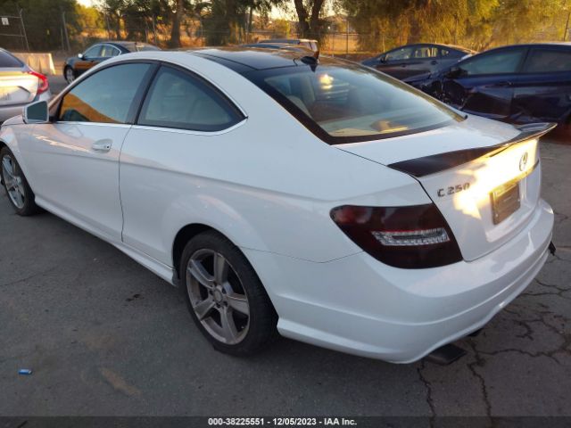 2015 MERCEDES-BENZ C-CLASS WDDGJ4HB0FG368628 Photo 2