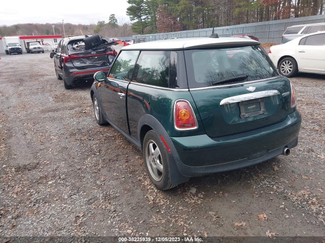 2010 MINI COOPER WMWMF3C53ATZ24809 Photo 2