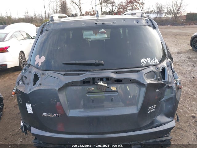 2018 TOYOTA RAV4 XLE VIN: JTMRFREV5JJ242728