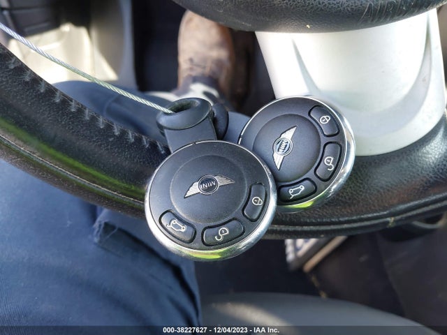 2010 MINI COOPER WMWMF3C51ATZ61227 Photo 10