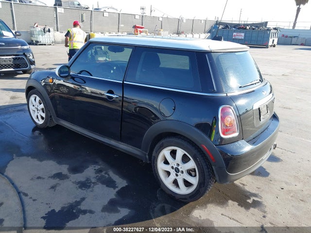 2010 MINI COOPER WMWMF3C51ATZ61227 Photo 2