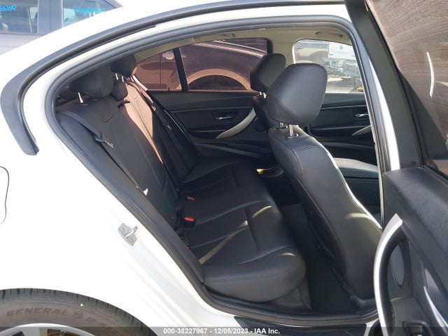 BMW 320i Xdrive 2016 WBA8E5G54GNT94664 Image 8