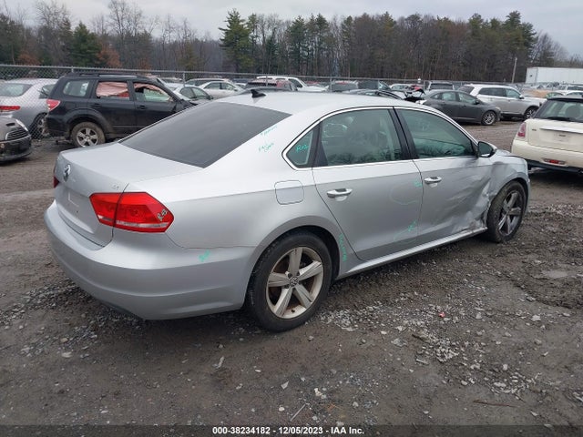 2012 VOLKSWAGEN PASSAT SE W/SUNROOF & NAV PZEV VIN: 1VWBP7A31CC046474