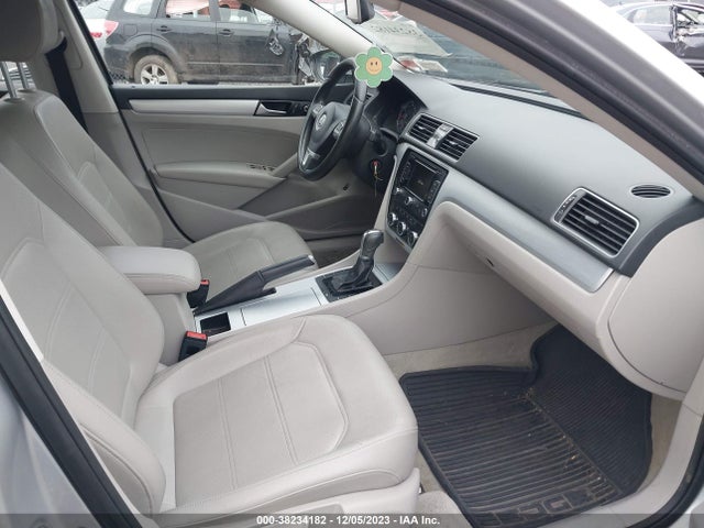 2012 VOLKSWAGEN PASSAT SE W/SUNROOF & NAV PZEV VIN: 1VWBP7A31CC046474