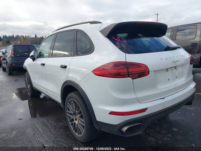 2017 PORSCHE CAYENNE WP1AA2A25HKA82657 Photo 2