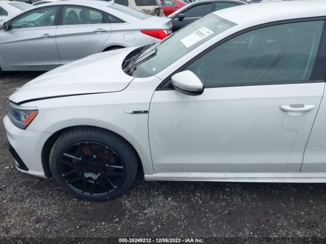 1VWAA7A3XJC039811 Volkswagen Passat 2.0t R-line/2.0t S