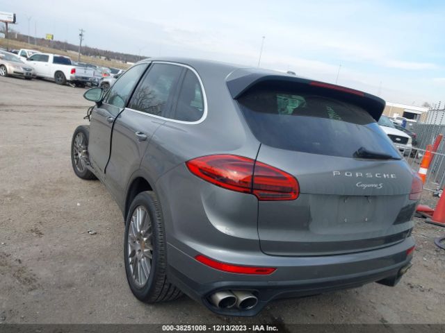 2017 PORSCHE CAYENNE WP1AB2A29HLA53735 Photo 2