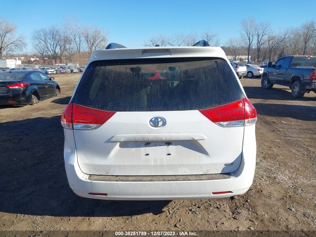 2013 TOYOTA SIENNA XLE V6 8 PASSENGER VIN: 5TDYK3DC7DS349114
