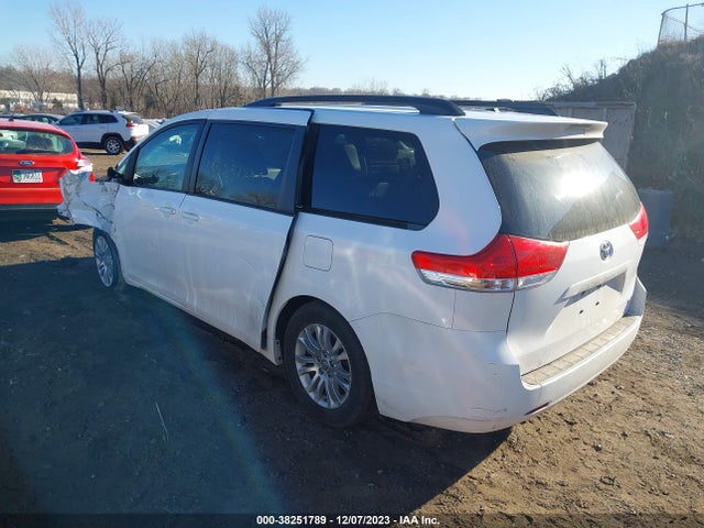 2013 TOYOTA SIENNA XLE V6 8 PASSENGER VIN: 5TDYK3DC7DS349114