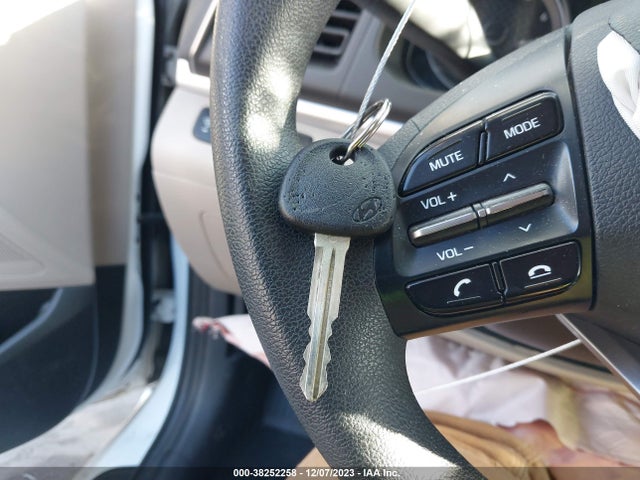 Hyundai ELANTRA SE 2019 5NPD74LF8KH424777 Image 11
