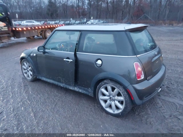 2006 MINI COOPER S WMWRE33536TN28556 Photo 2