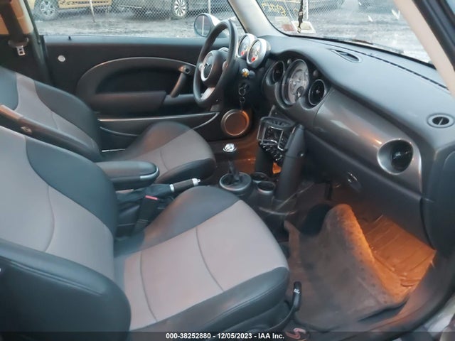 2006 MINI COOPER S WMWRE33536TN28556 Photo 4