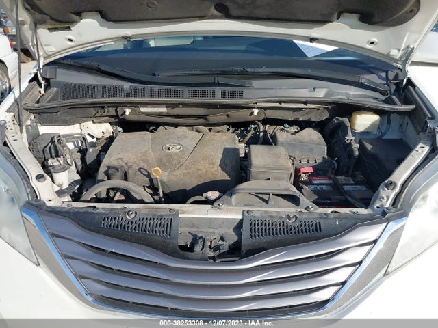 2017 TOYOTA SIENNA XLE 8 PASSENGER VIN: 5TDYZ3DC2HS815162