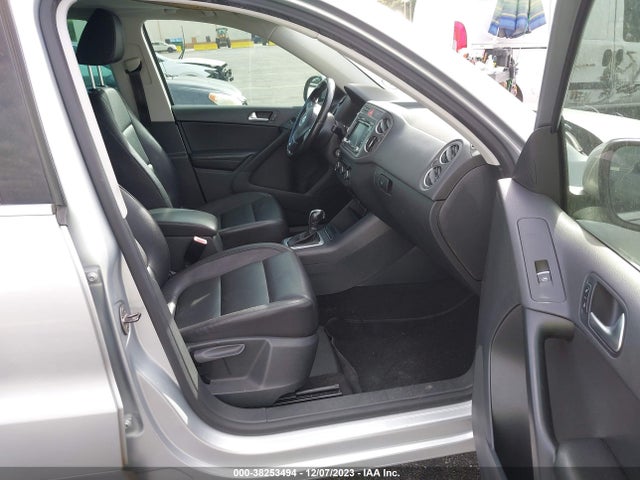 2011 VOLKSWAGEN TIGUAN SE VIN: WVGAV7AX7BW540659