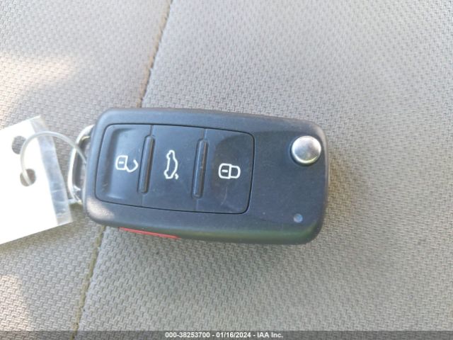 1VWBN7A33EC020533 Volkswagen Passat 2.0l Tdi Se