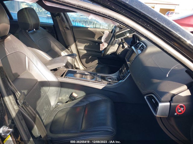 2017 JAGUAR XE SAJAL4BV4HA950431 Photo 4