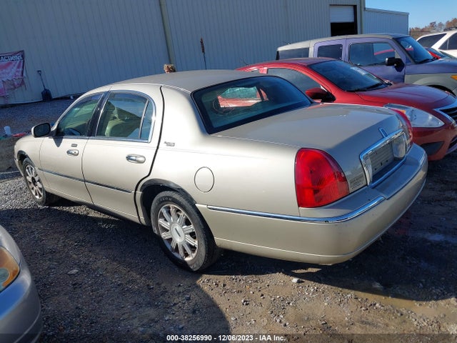 2008 LINCOLN TOWN CAR SIGNATURE LIMITED VIN: 2LNHM82V78X648510