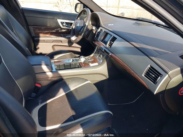 2015 JAGUAR XF SAJWJ0FF3F8U88553 Photo 4