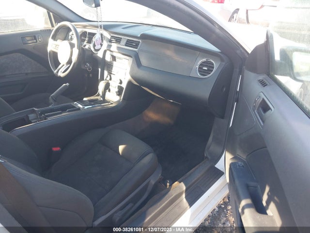 2014 FORD MUSTANG V6 VIN: 1ZVBP8AM5E5218608