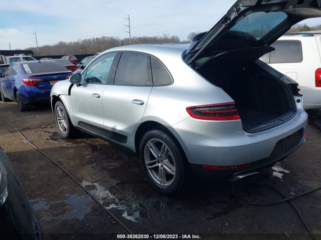 2017 PORSCHE MACAN WP1AA2A56HLB06436 Photo 2