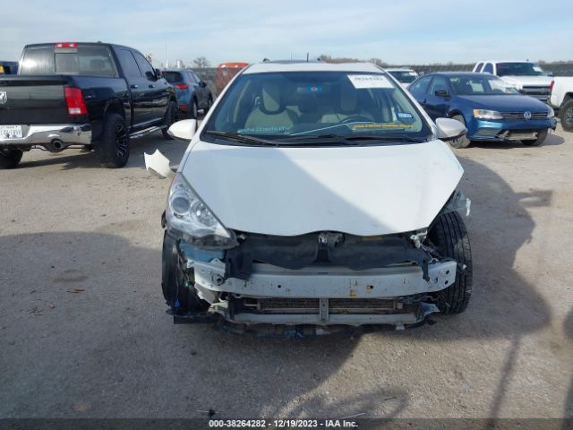 JTDKDTB35E1575105 Toyota Prius C One