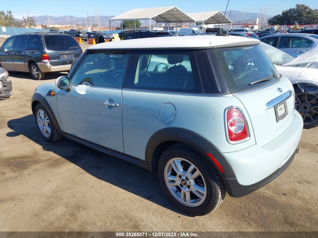 2011 MINI COOPER WMWSU3C57BT251103 Photo 2
