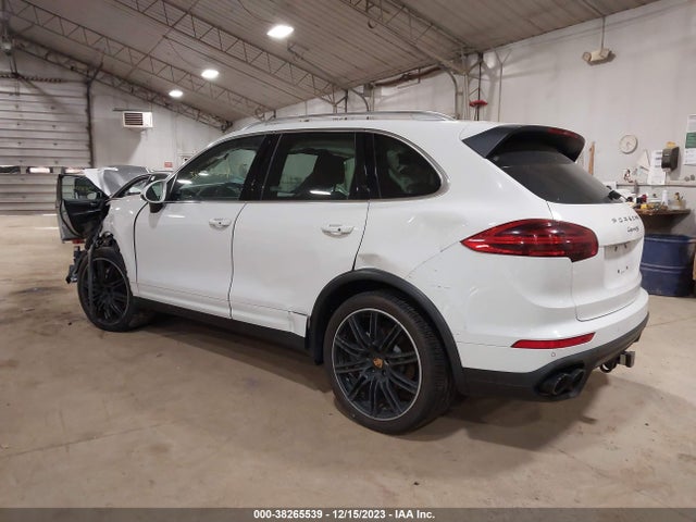 2016 PORSCHE CAYENNE WP1AB2A23GLA92738 Photo 2