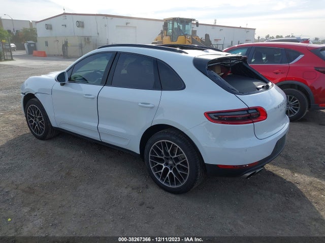 2018 PORSCHE MACAN WP1AB2A55JLB35218 Photo 2
