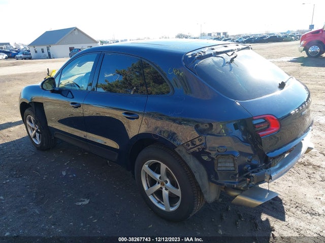2017 PORSCHE MACAN WP1AA2A59HLB00629 Photo 2