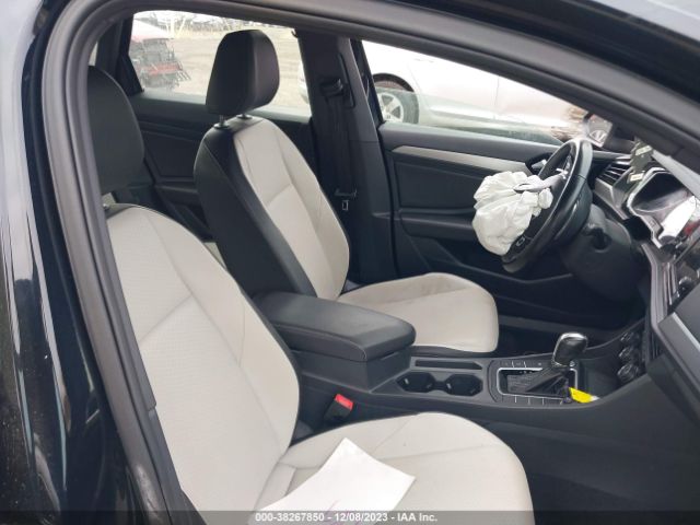 3VWC57BU6KM250900 Volkswagen Jetta R-line/s/se