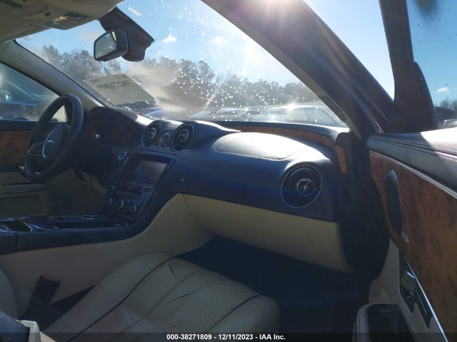 2011 JAGUAR XJ SAJWA2GE3BMV02924 Photo 4