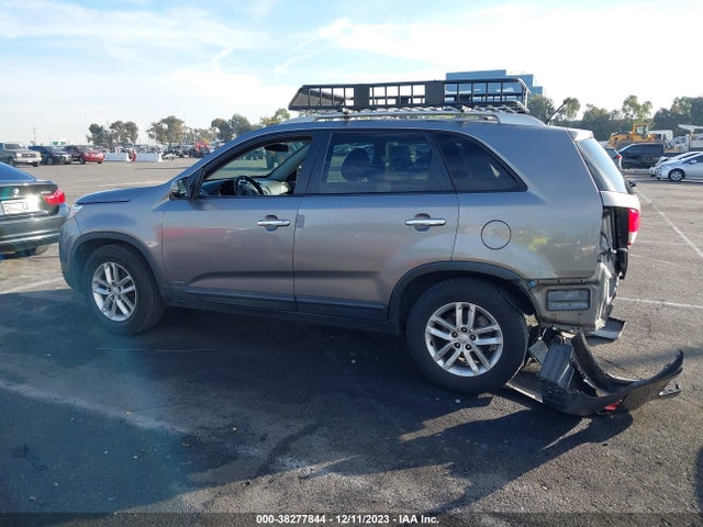 2015 KIA SORENTO LX V6 VIN: 5XYKTDA72FG605871